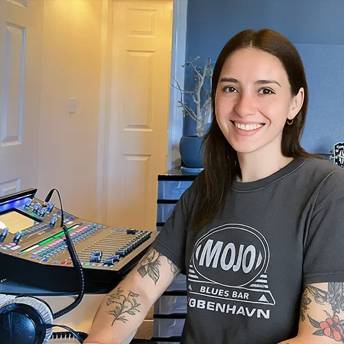 Emma Larsen 在调音台前的肖像