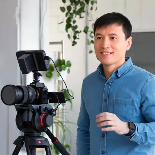 Huang Guo 手持相机的肖像