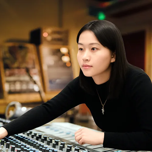 Yichen Wu 在录音室的肖像
