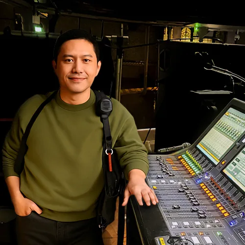 Yunzhou Zhang 在试音现场的照片