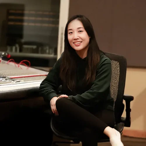 Zhixia Chen 在录音室的肖像